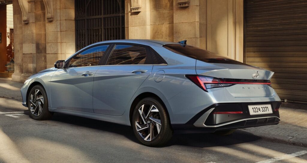 “아반떼, 그랜저·싼타페도 제쳤다” … 전 국민 마음 사로잡은 ‘가성비 세단’의 정체