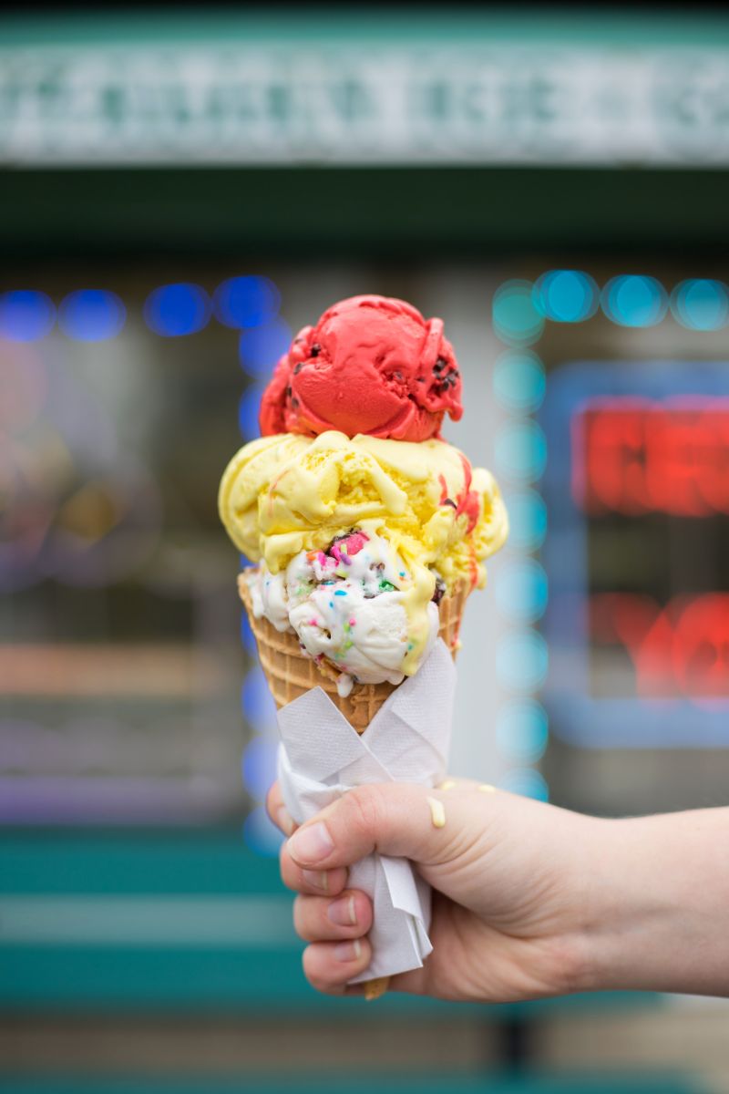 Ein großes Eis im Hörnchen