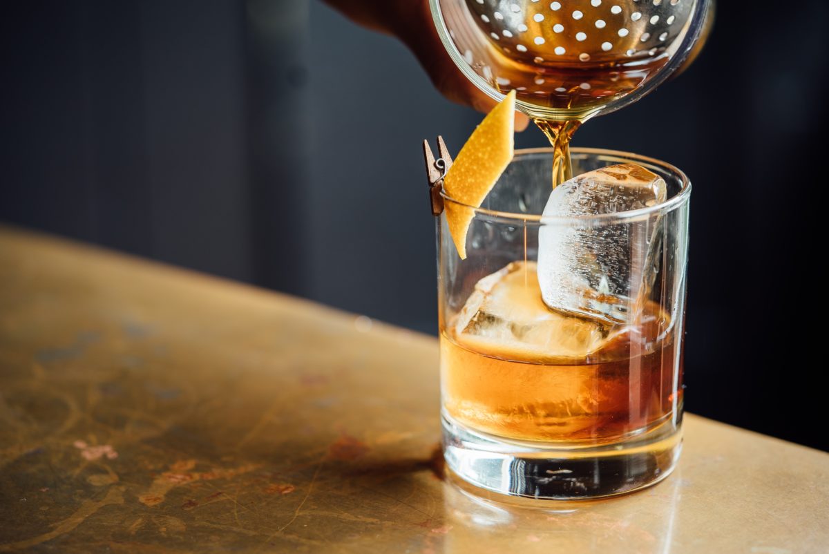 cocktail wird gemixt