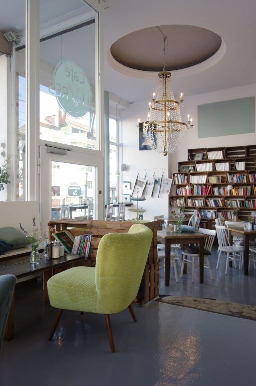 Blick ins Buchcafé Livres