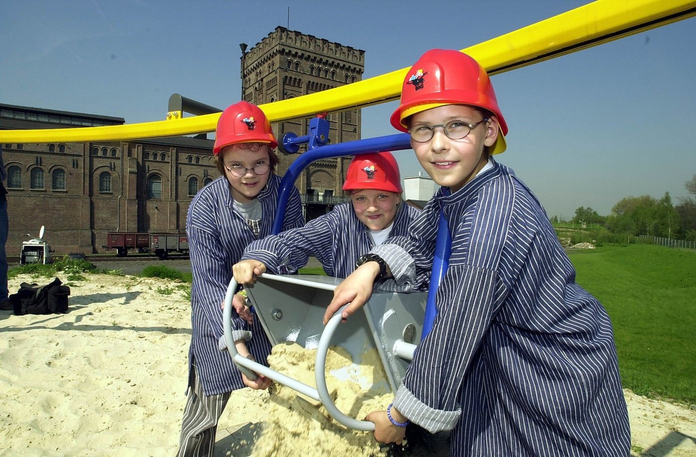 Drei Kinder vor der Zeche Hannover