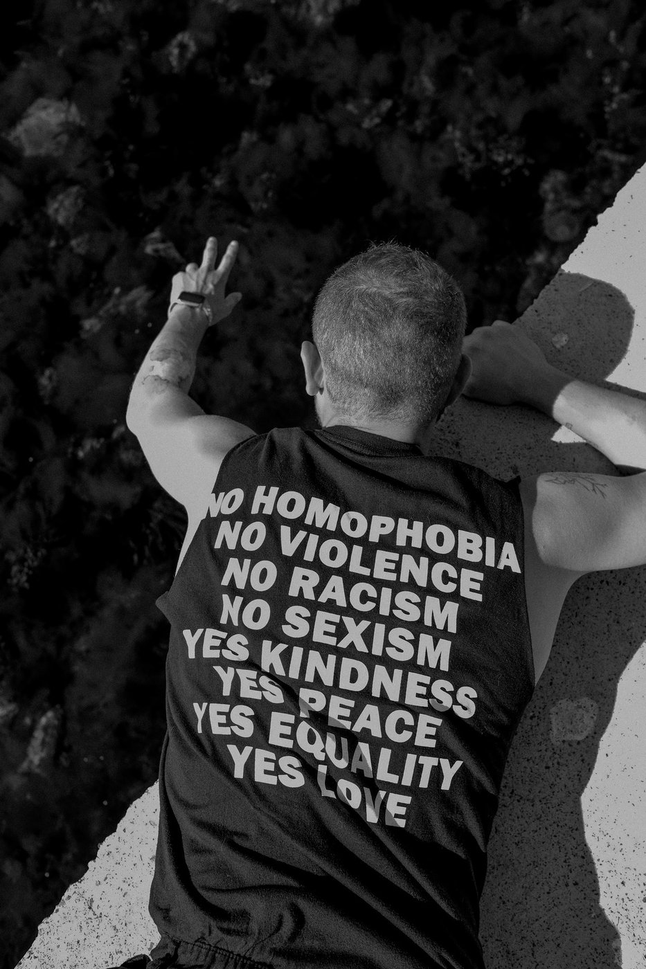 Mann im Tshirt mit LGBTQ-Print