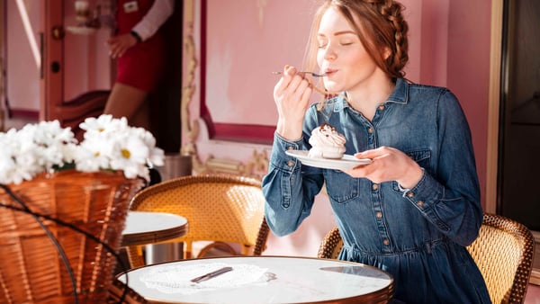 Frau genießt Kuchen in einem Café in Essen