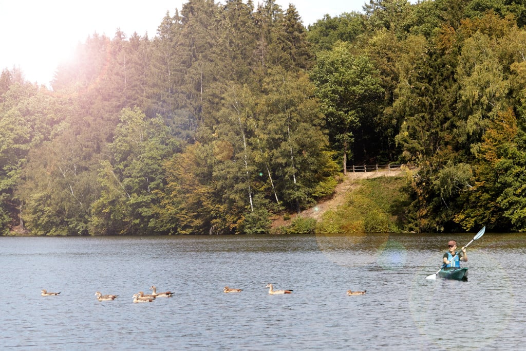 Ein Kanufahrer auf dem Biggesee, einem der beliebtesten Badeseen