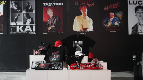 Merchandise-Artikel von K-Pop-Bands