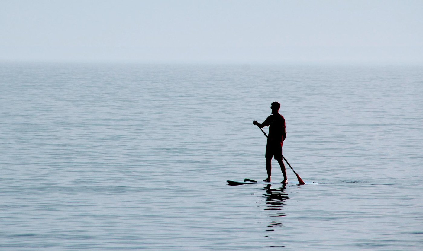 Stand-Up-Paddeler auf einem See