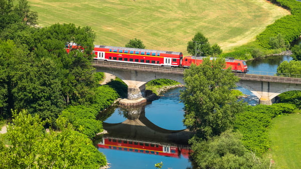 Regionalexpress auf einer Brücke