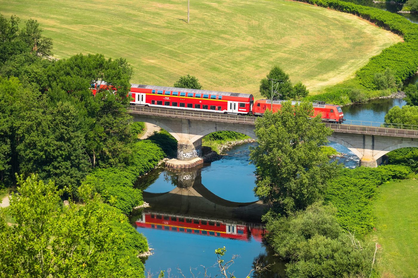 Regionalexpress auf einer Brücke