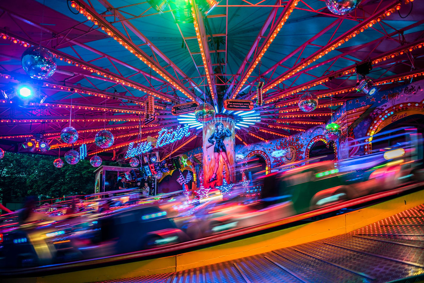 Fahrgeschäft auf Kirmes in NRW