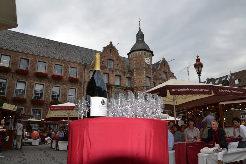 Weinfest auf dem Düsseldorfer Marktplatz