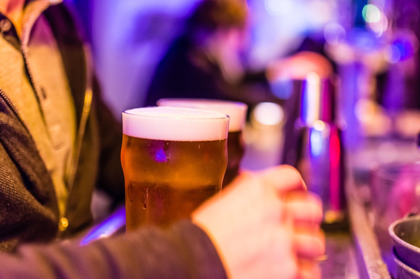 Ein Bierglas auf einer Theke
