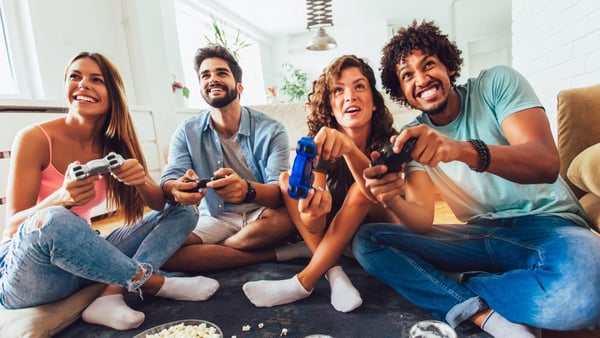 vier menschen mit controllern beim gaming