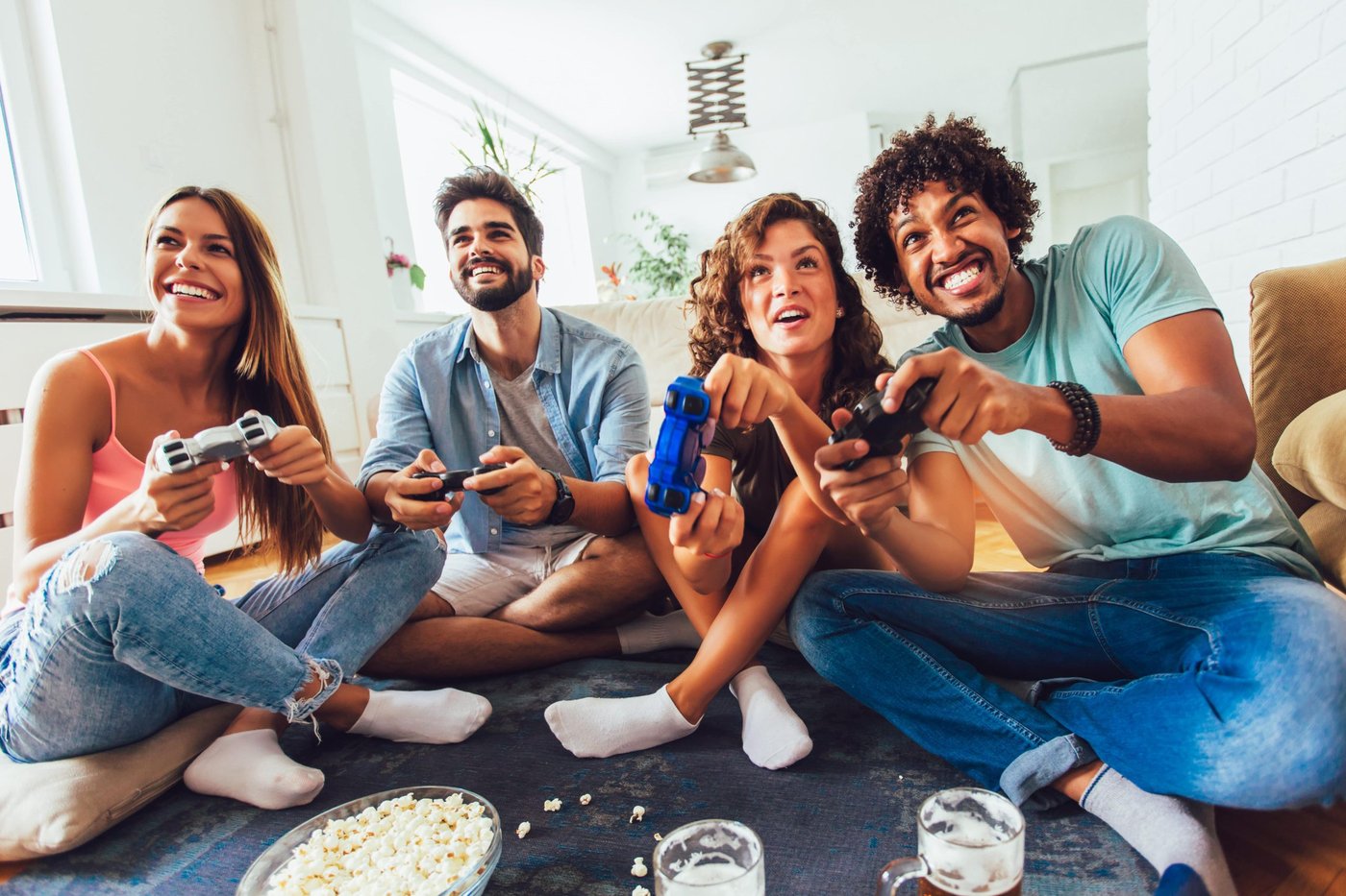 vier menschen mit controllern beim gaming