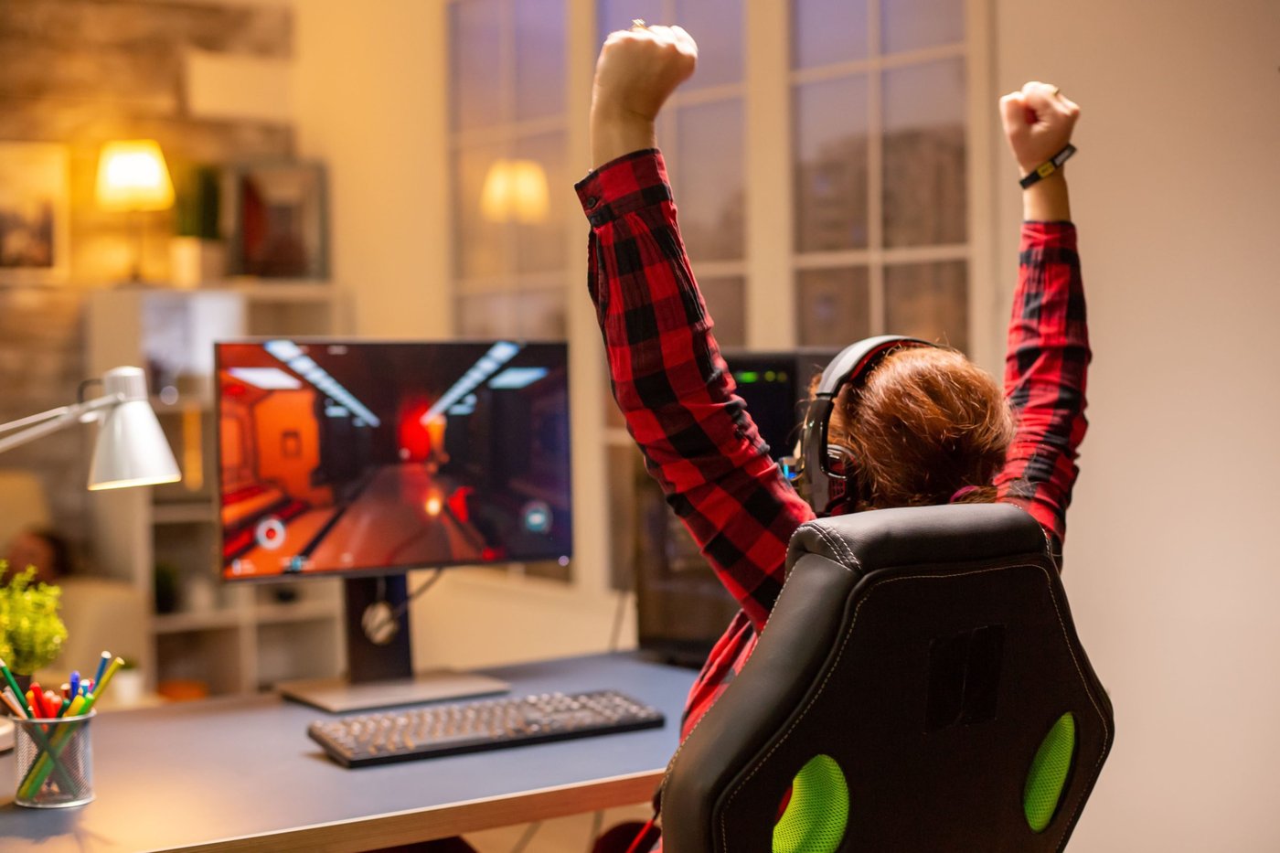 spieler freut sich über erfolg beim gaming