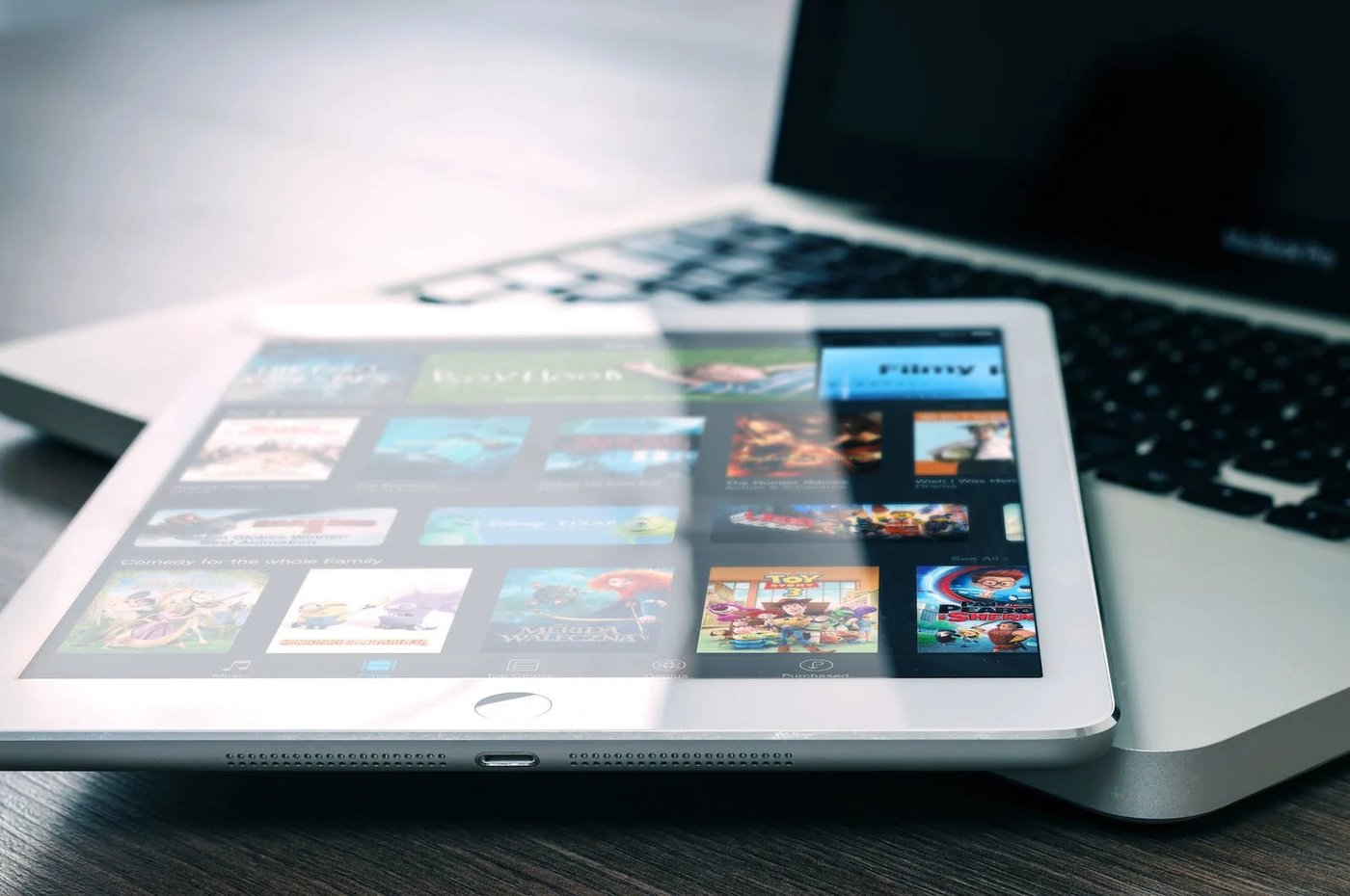 Tablet und Laptop in nahaufnahme