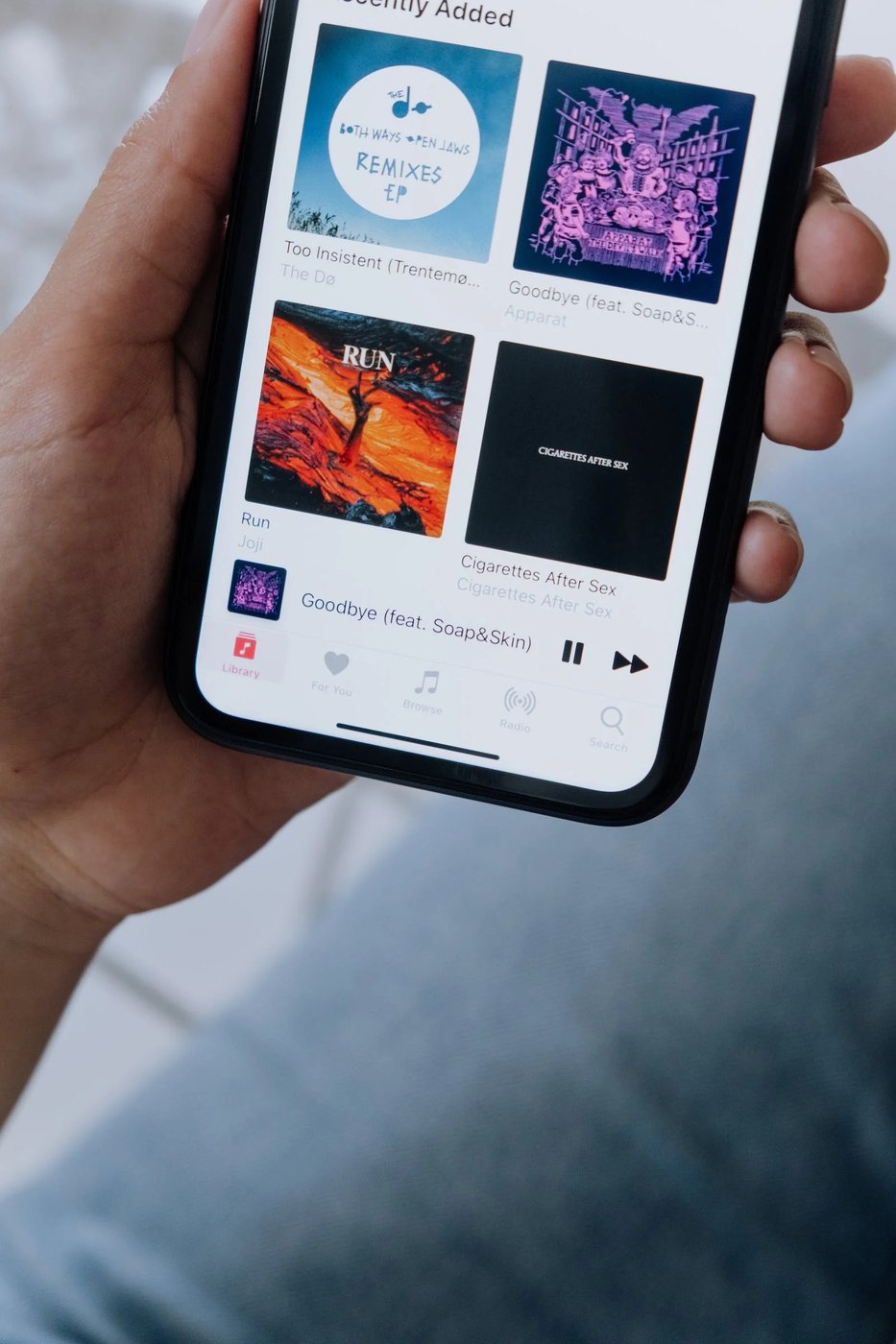eine musik app auf einem smartphone in nahaufnahme