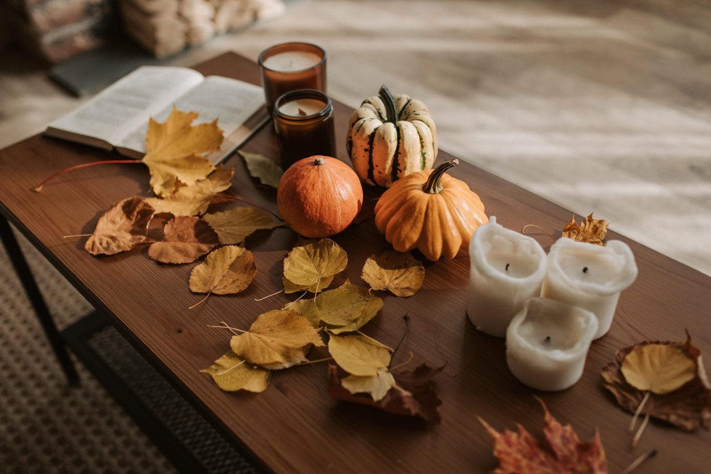 herbstliche dekoration auf einem tisch im wohnzimmer