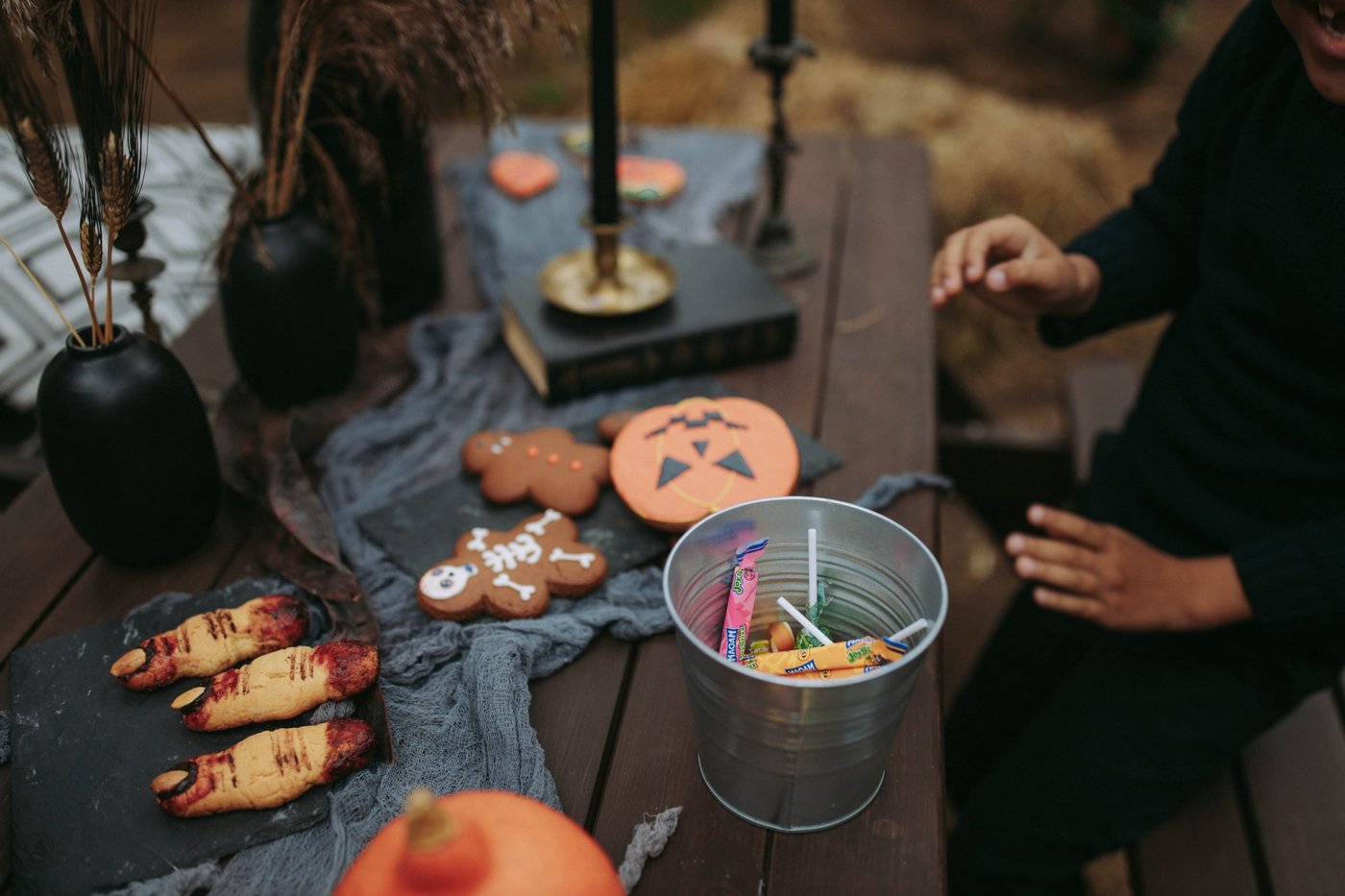 halloween dekoration und süßigkeiten
