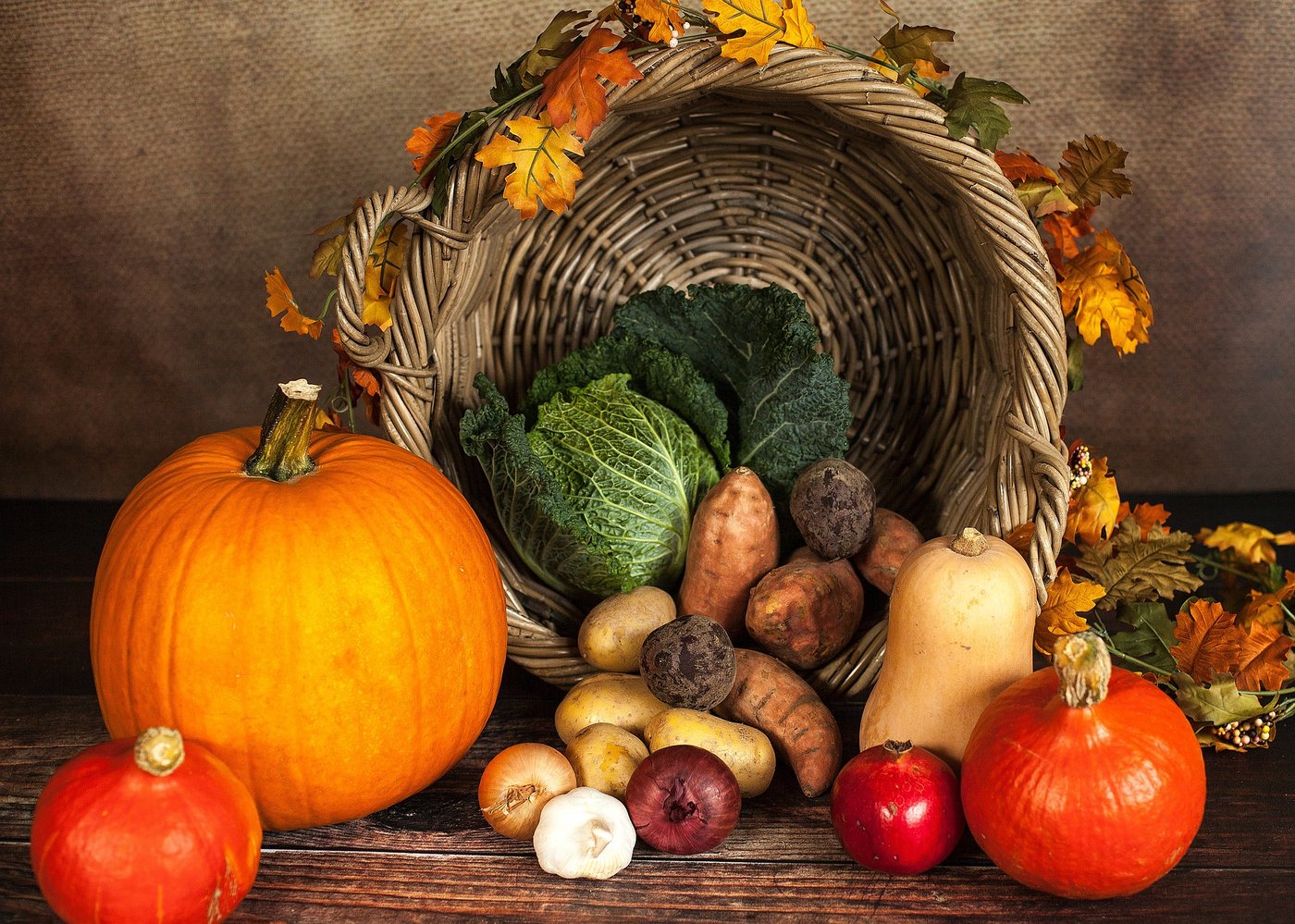 kürbisse und herbstliches gemüse in einem korb