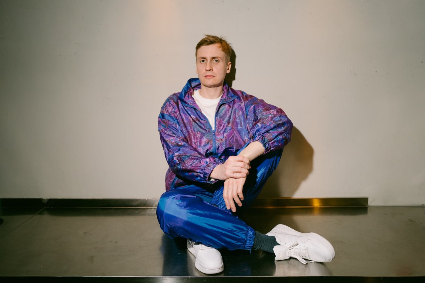 Der Comedian Till Reiners in einem glänzenden Trainingsanzug