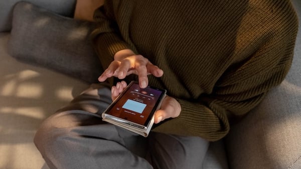 Ein Mann hört Podcasts über sein Smartphone