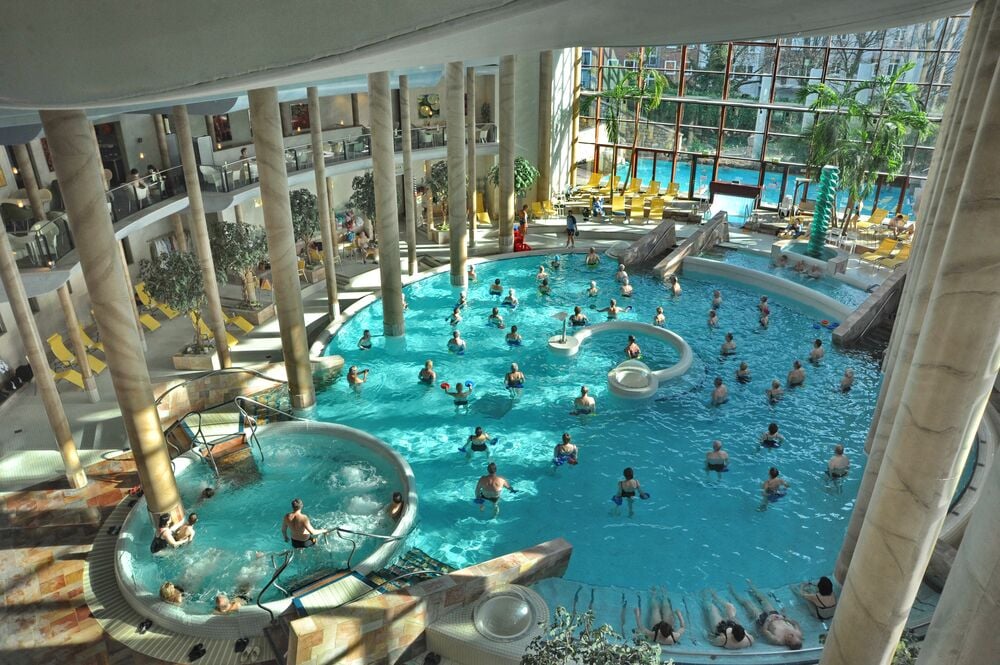 Blick auf das Schwimmbecken der Aachener Carolus Thermen