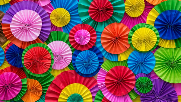 viele bunte aus kreativität gefaltete schirme