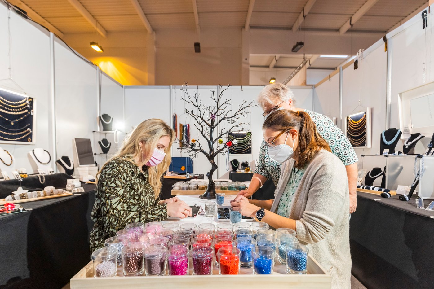 zwei frauen die mit viel kreativität basteln