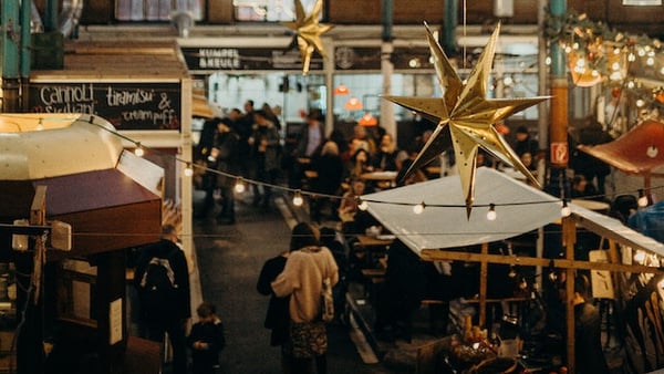 Weihnachtsmärkte in einer Markthalle