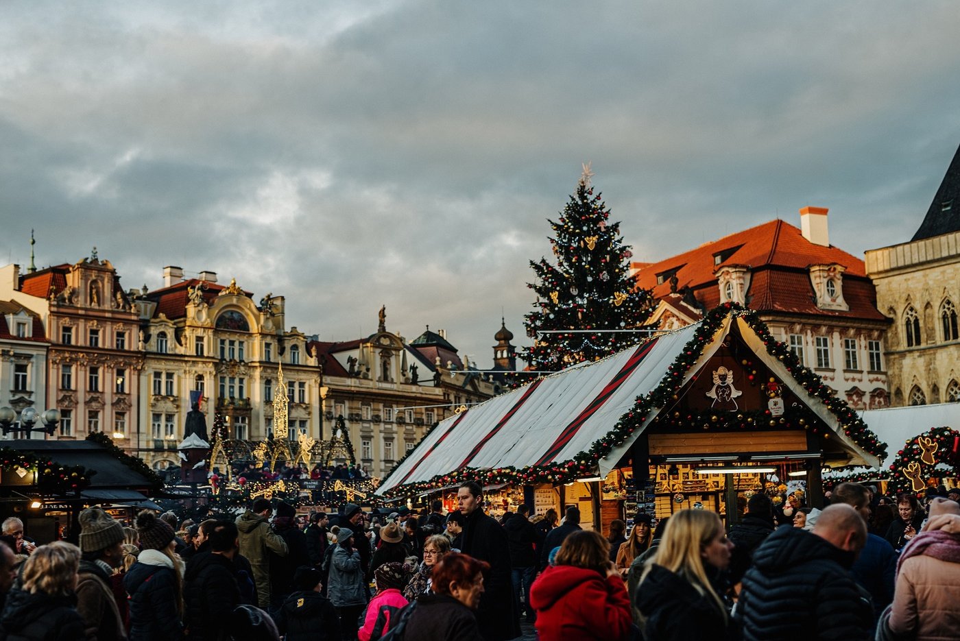 blick über einen der klassischen weihnachtsmärkte