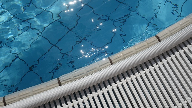 Beckenrand eines Schwimmbeckens