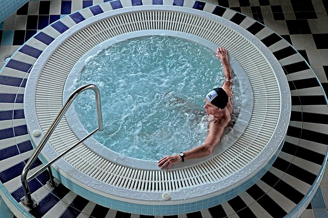 Mann entspannt sich in einem Whirlpool