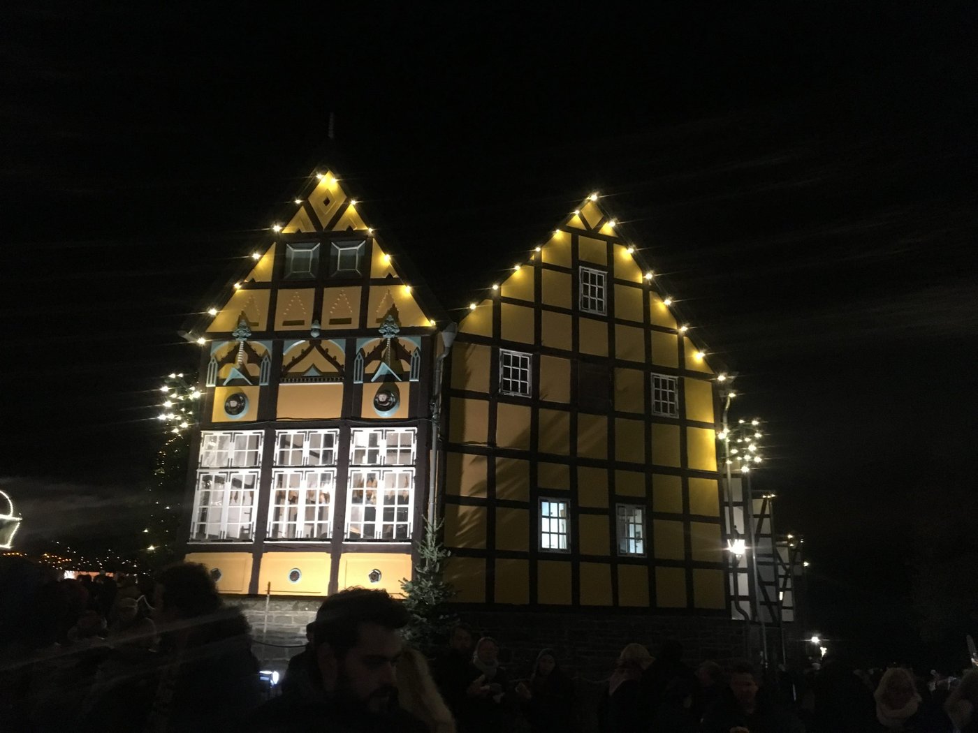 beleuchtete häuser im dunkeln