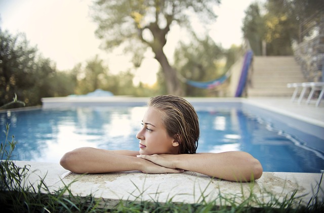 Frau am Beckenrand im Pool.