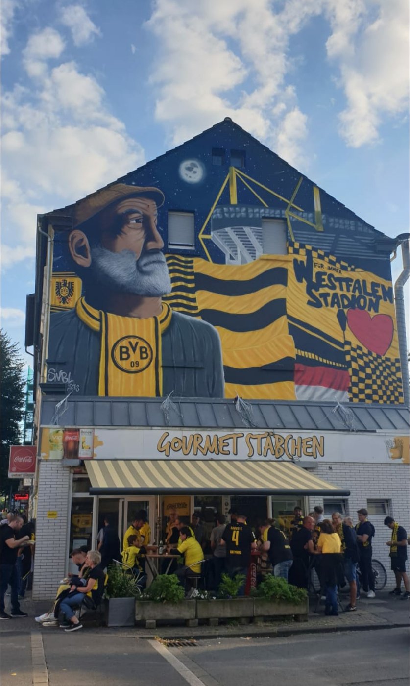 Der Dortmunder Imbiss Gourmet Stäbchen mit BVB-Graffiti an der Fassade