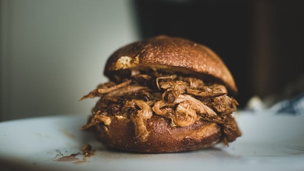 Ein Burger mit Pulled Pork