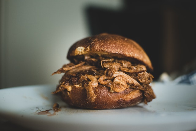 Ein Burger mit Pulled Pork