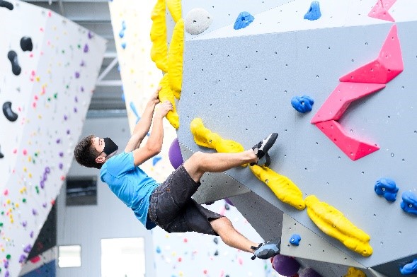 mann beim bouldern