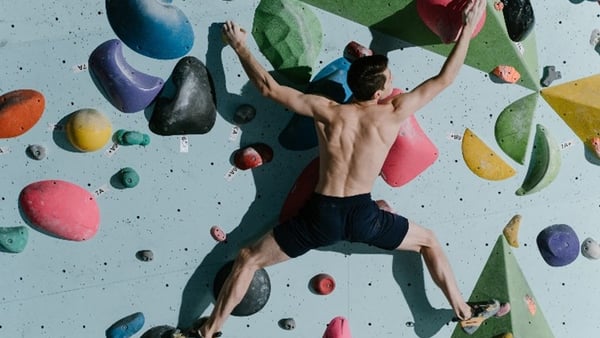 mann bei einer der trendigen sportarten bouldern