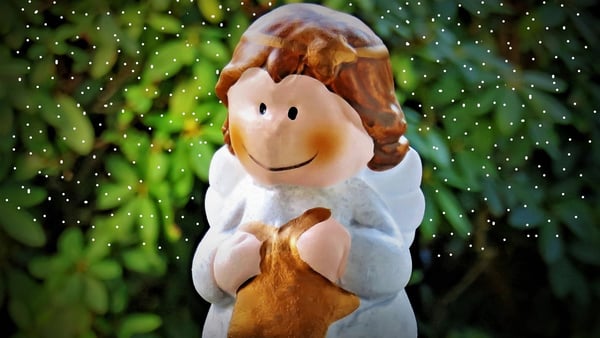 engelfigur mit schneeflocken im hintergrund, gehört nicht zu den guten geschenkideen