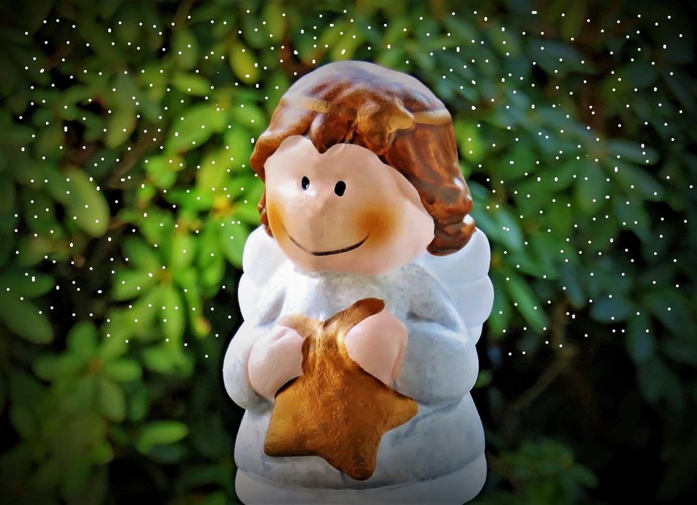 engelfigur mit schneeflocken im hintergrund, gehört nicht zu den guten geschenkideen