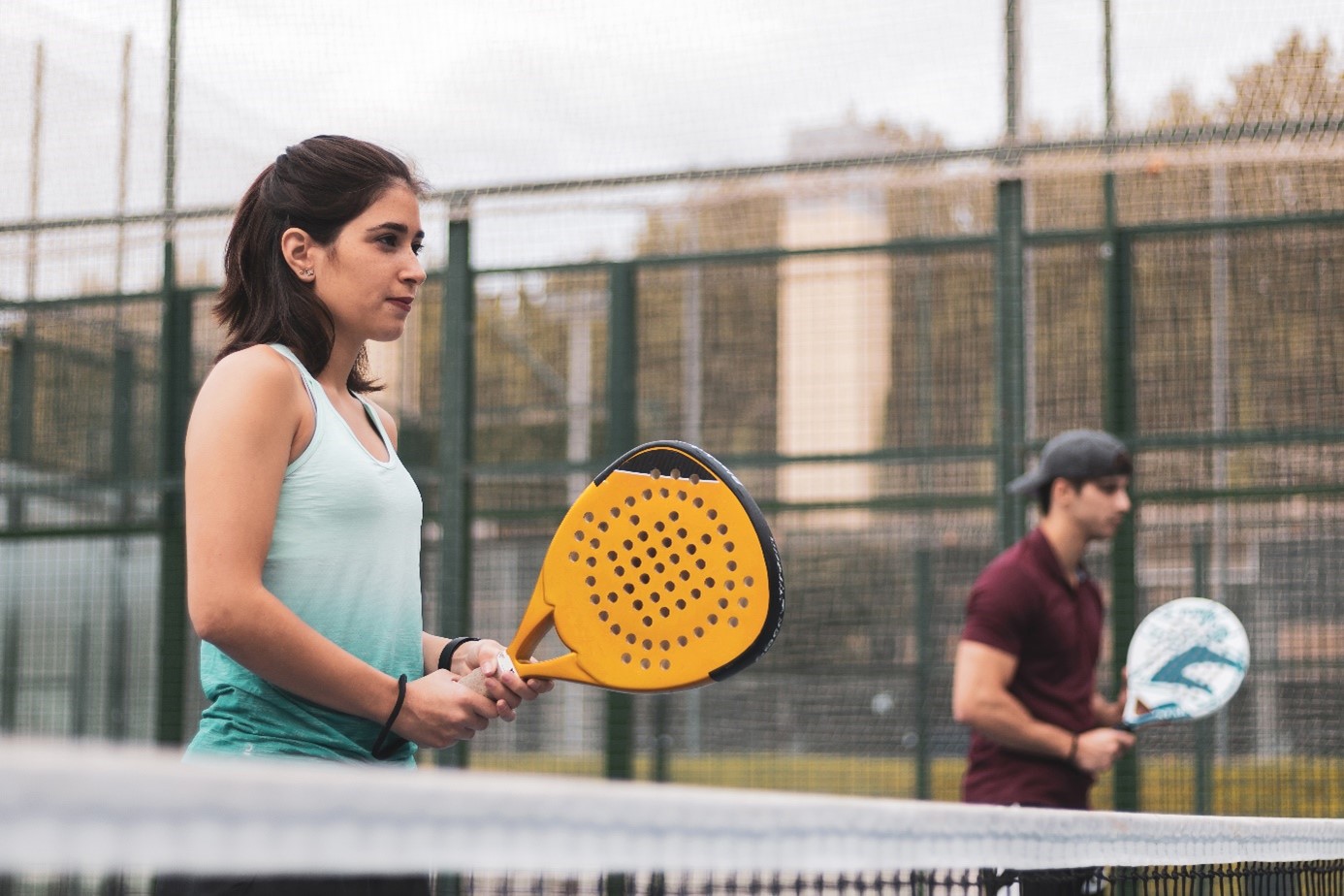 zwei menschen bei einer der noch unbekannten sportarten padel tennis