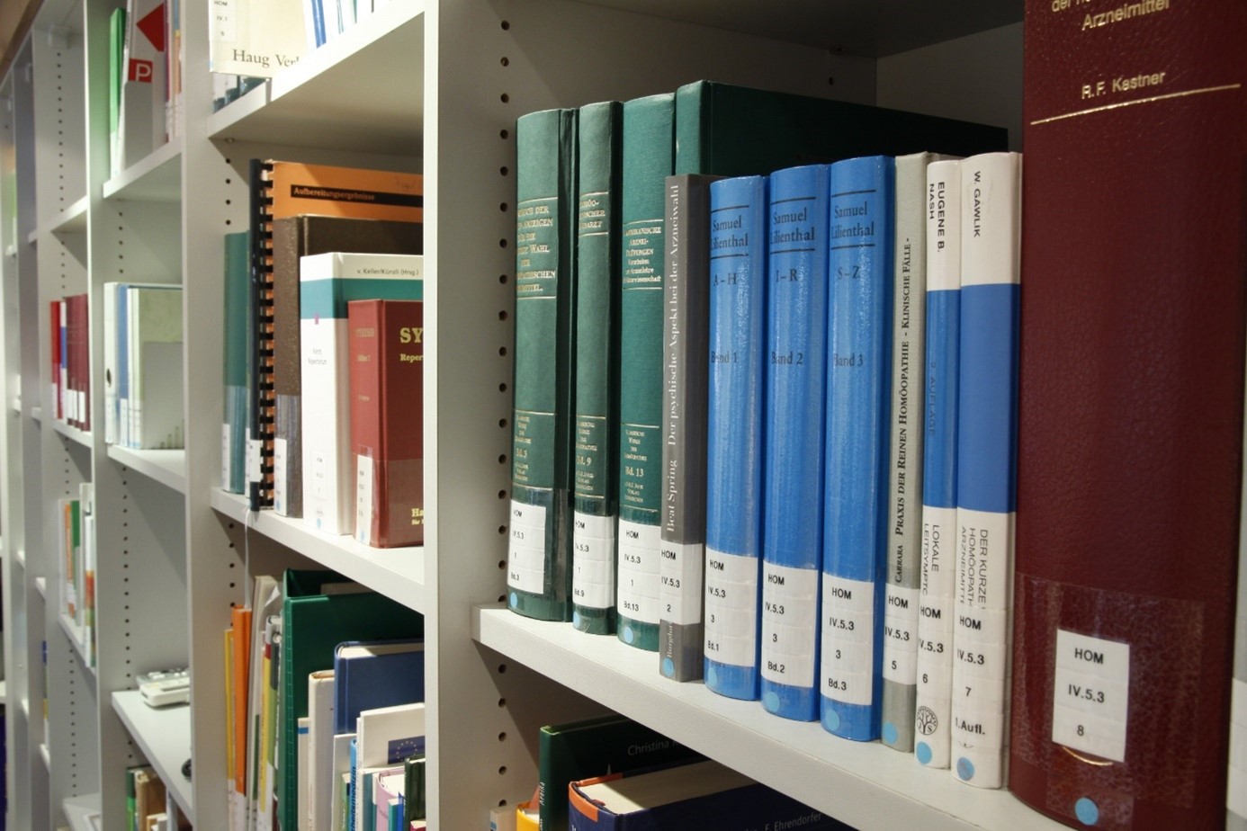 bücher in einem regal in der uni, ein no go unter den geschenkideen