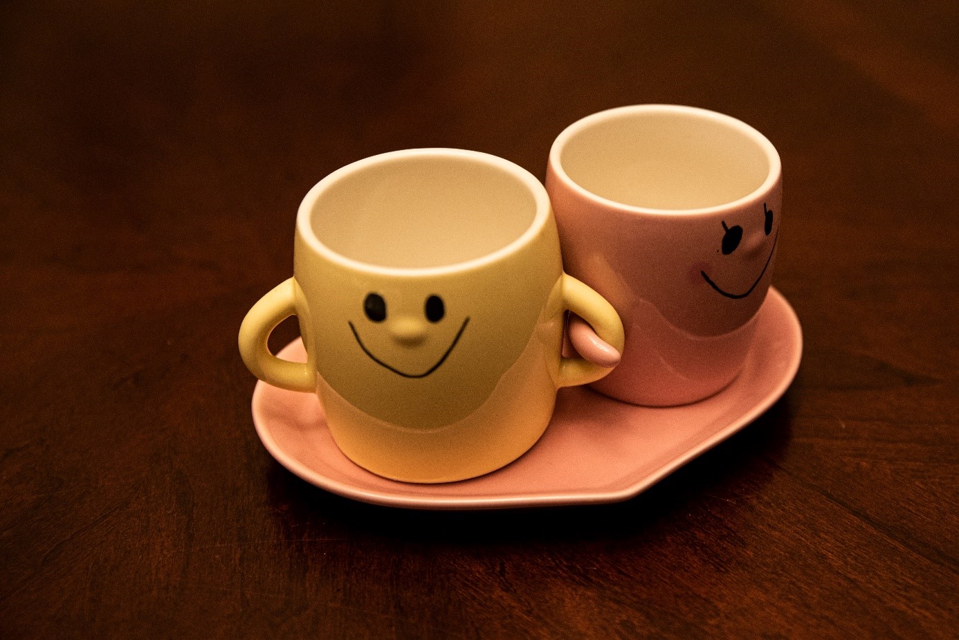 zwei tassen mit lachenden smileys