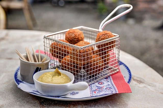Ein Teller mit Bitterballen und Mayonnaise