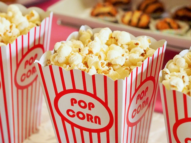 Mehrere Tüten Popcorn im Kino