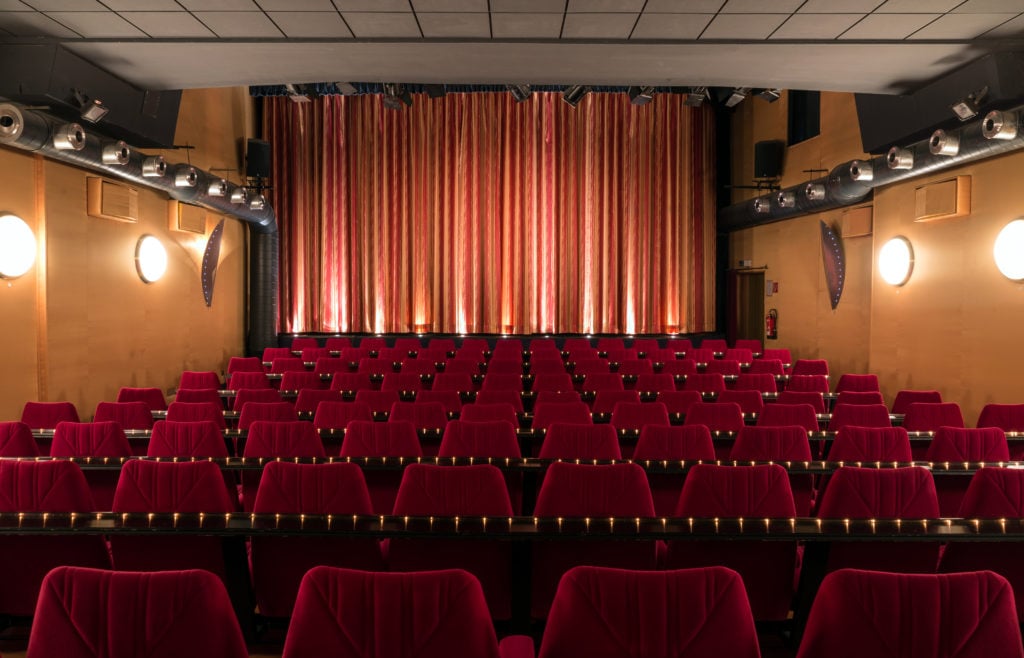 Der Kinosaal der Dortmunder Schauburg mit geschlossenem Vorhang
