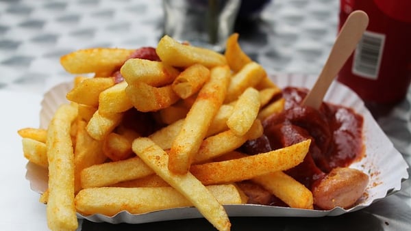 Eine Schale mit Pommes und Currywurst