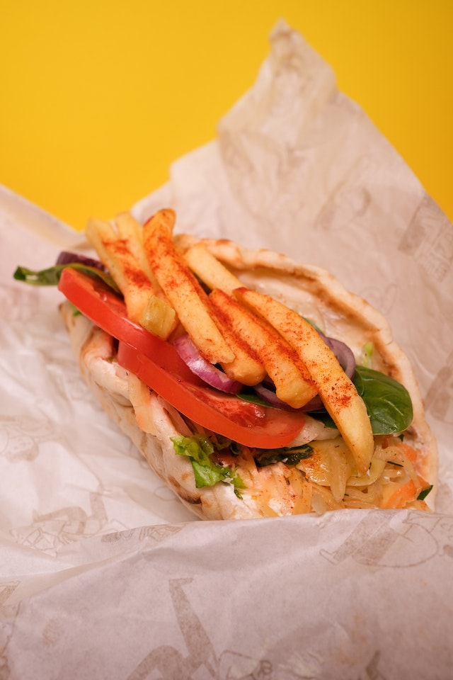 Eine Pitatasche mit Gyros und Pommes