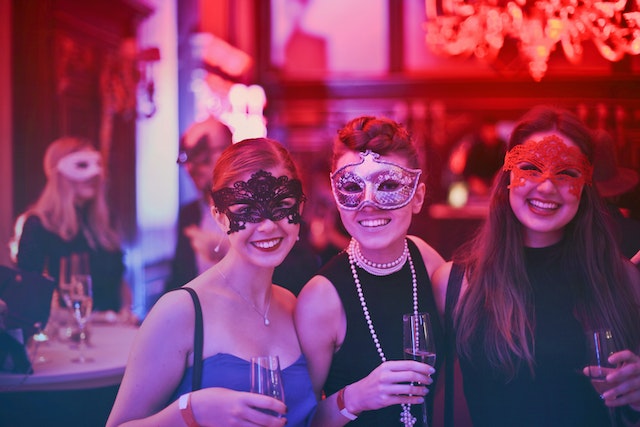 Drei verkleidete Damen bei einer Karnevalsparty